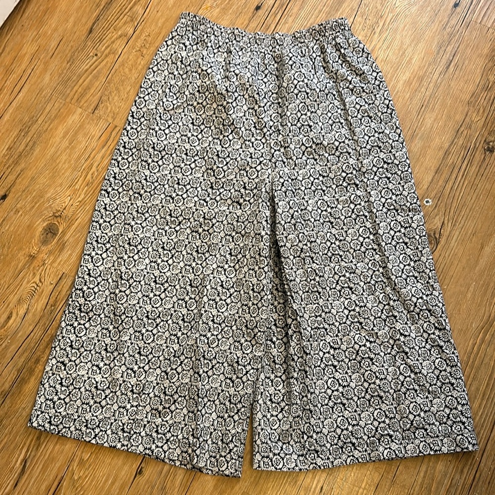 Sophisticates Women’s Gaucho Pants Black/White Size Medium